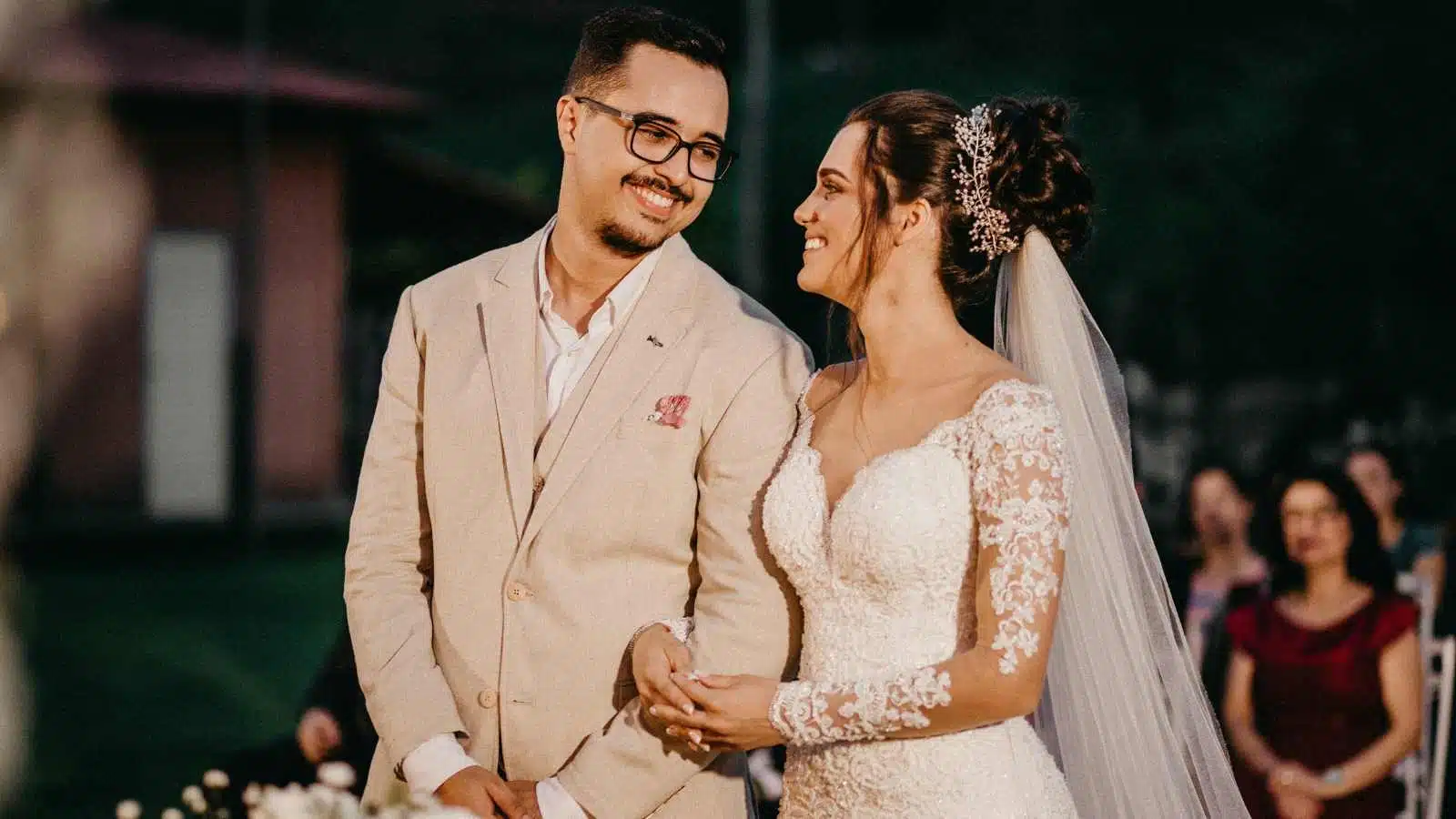 10 Sincere Methods Married {Couples} Deal with Their Cash